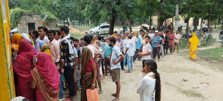 Motihari: इफको बाजार में लगी लंबी कतार