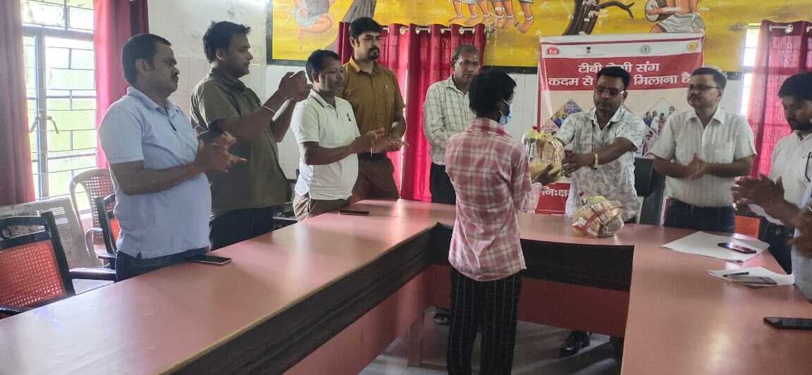 सीएचसी में सात टीबी मरीज लिये गये गोद, मिले पोषण किट
