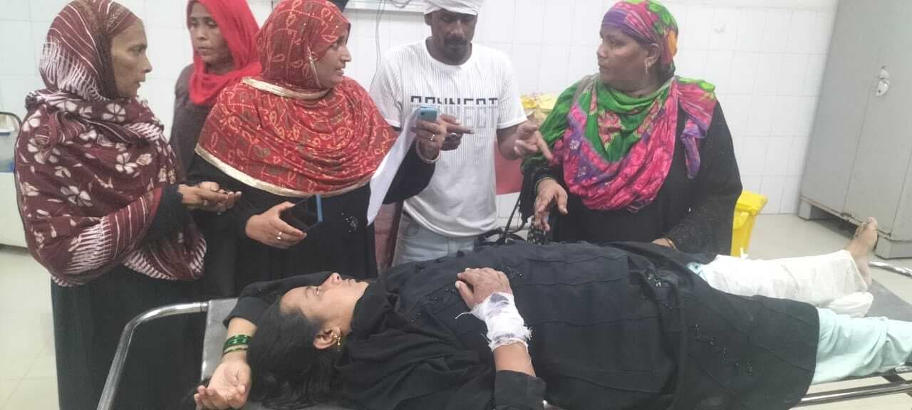 इ-रिक्शा पलटने से दो महिलाएं और एक बच्चा घायल