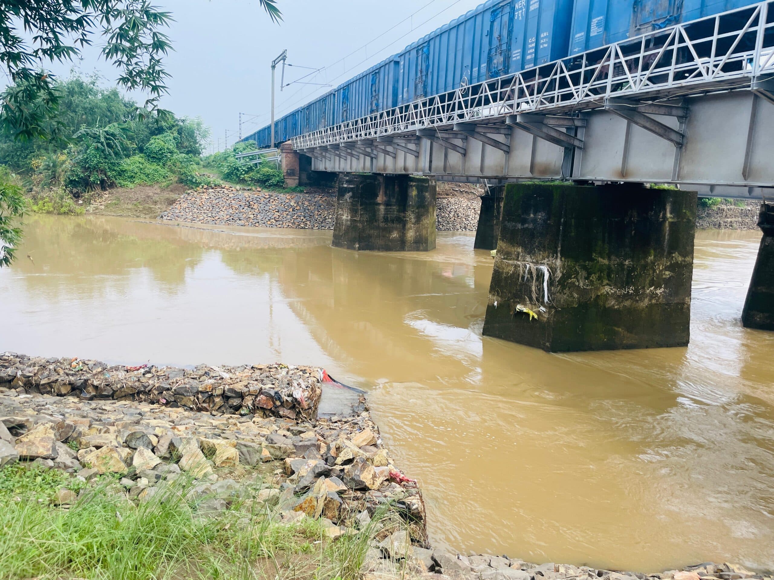 पुल के पिलर के पास संकरा होने से बढ़ जाती है परेशानी