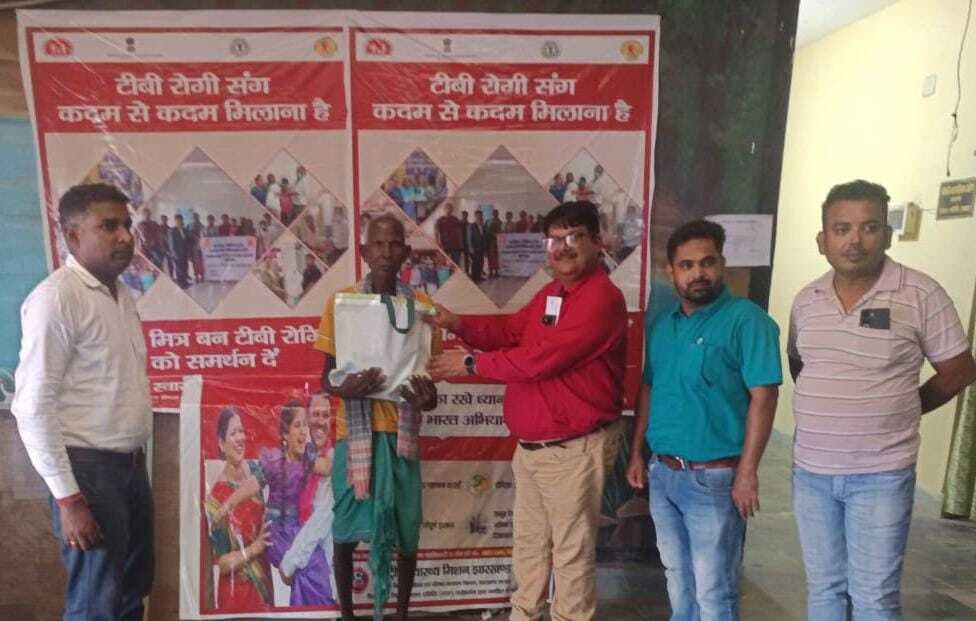 बीडीओ ने टीबी मरीजा को लिया गोद