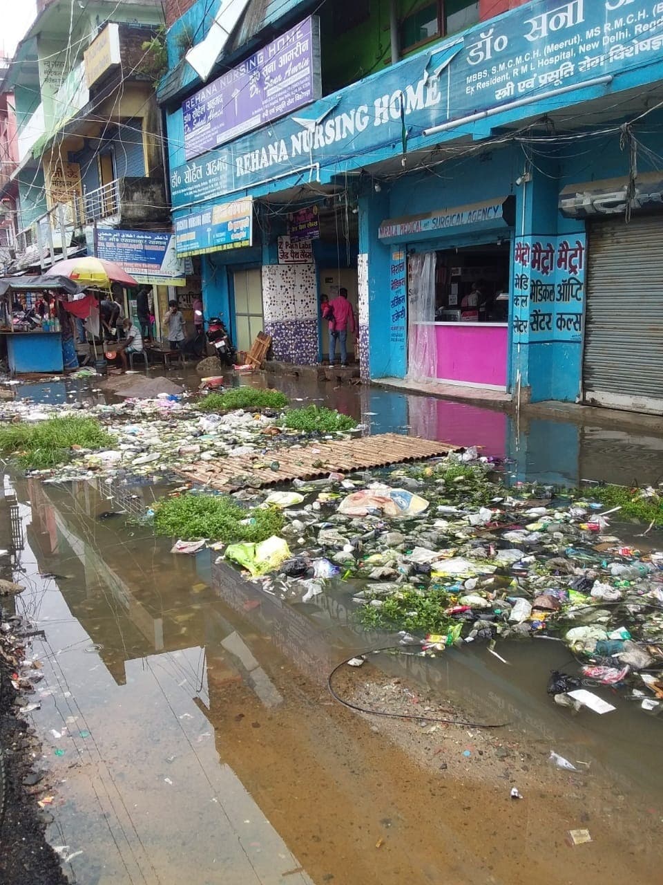 कचरा समेत बाहर आया नाला का पानी, दवा दुकानदारों की हो रही फजीहत