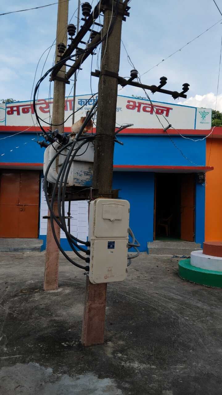 हादसे को दावत दे रहा मनरेगा भवन के आगे लगा ट्रांसफार्मर