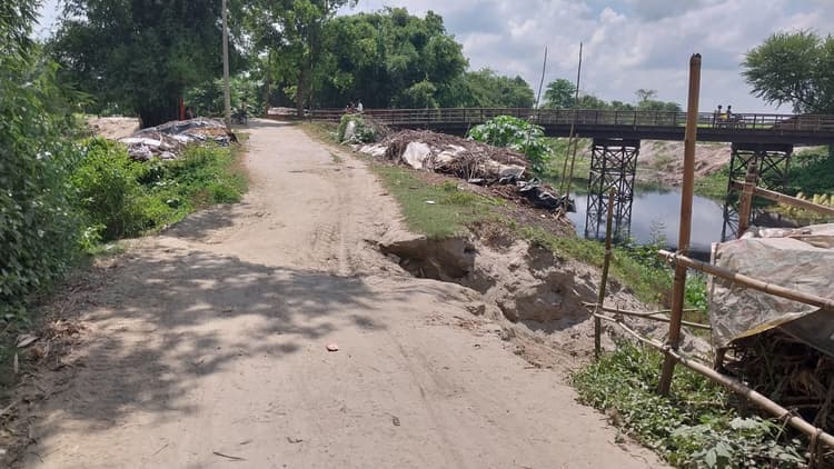 बेरियाही गांव जाने वाली मुख्य सड़क के अस्तित्व पर खतरा मंडराया