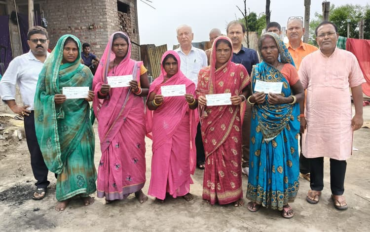 पांच अग्निपीड़ितों महिलाओं के बीच 12-12 हजार रुपये का चेक वितरण