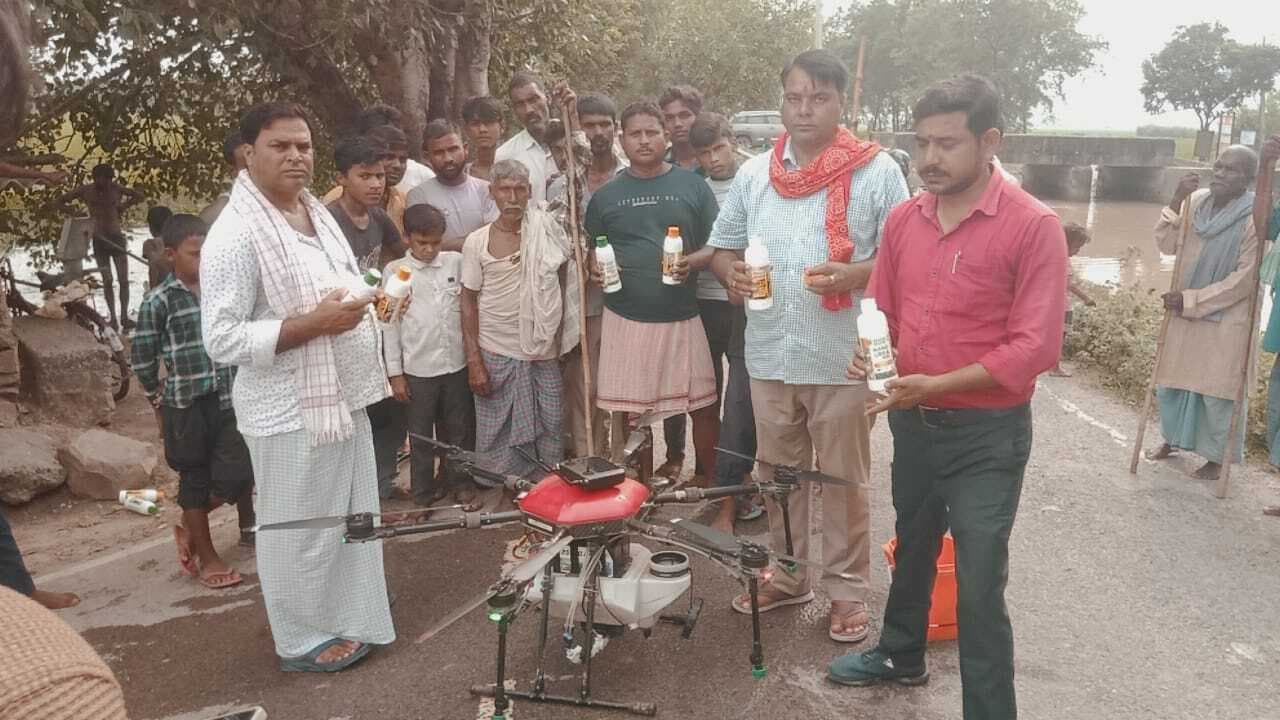 ड्रोन से किया गया नैनो खाद का छिड़काव