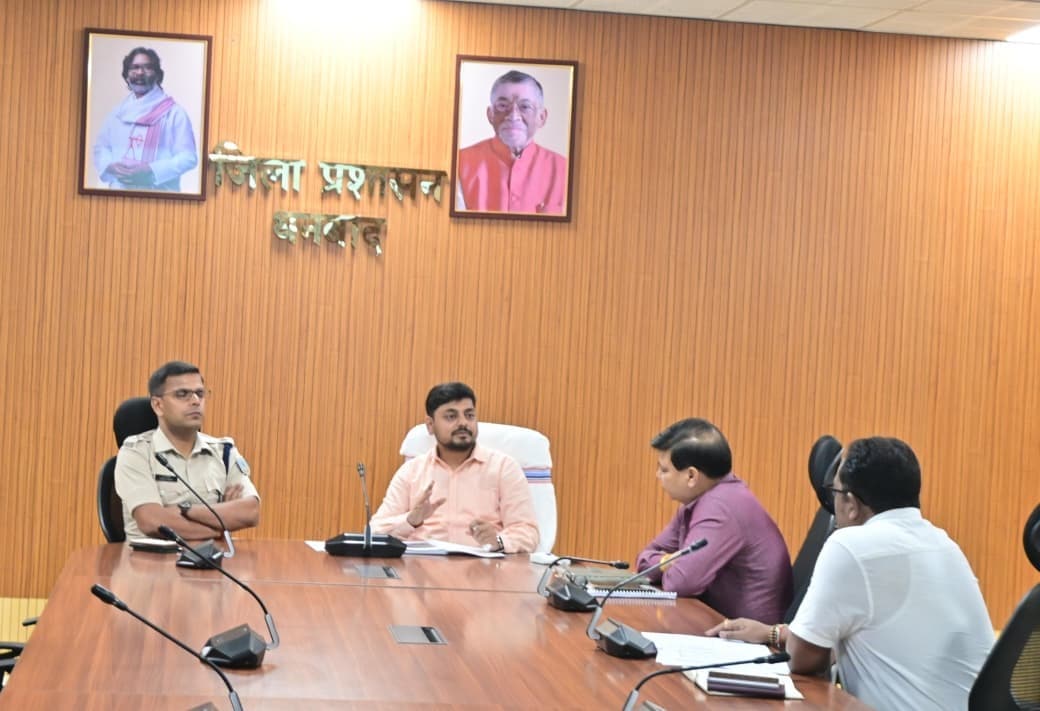 Dhanbad News : शहर के प्रमुख चौक-चौराहों का सौंदर्यीकरण होगा : उपायुक्त