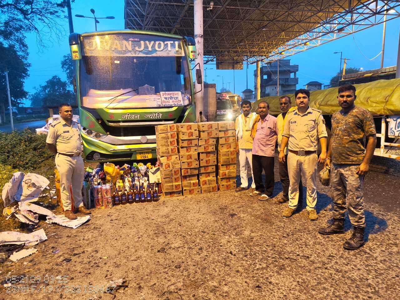 बोकारो से बरबीघा जा रही बस से भारी मात्रा में शराब जब्त, तीन गिरफ्तार