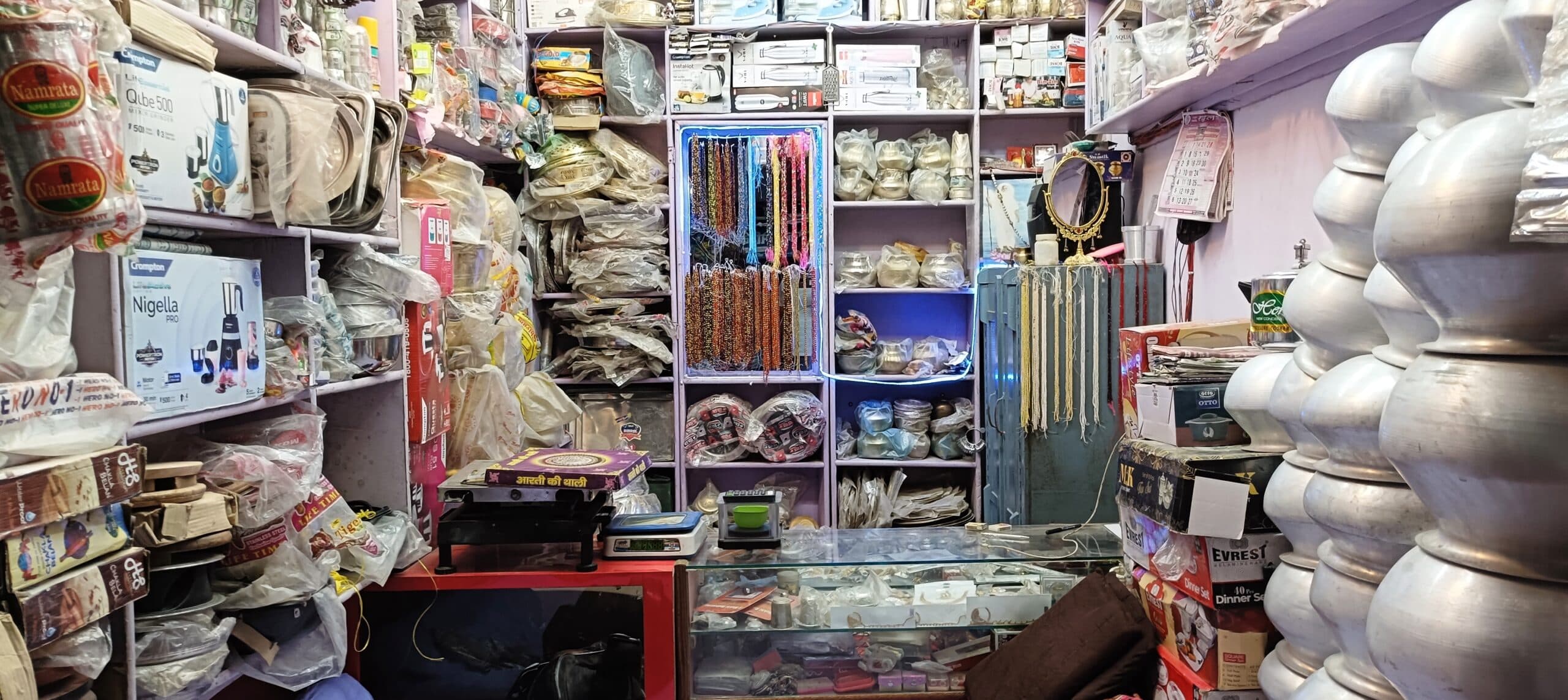 जेवर से भरा झोला व बैग उड़ा ले गये चोर