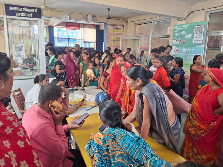 Samastipur News:जांच शिविर में सुविधाओं का घोर अभाव, बेहाल दिखी गर्भवती महिलाएं