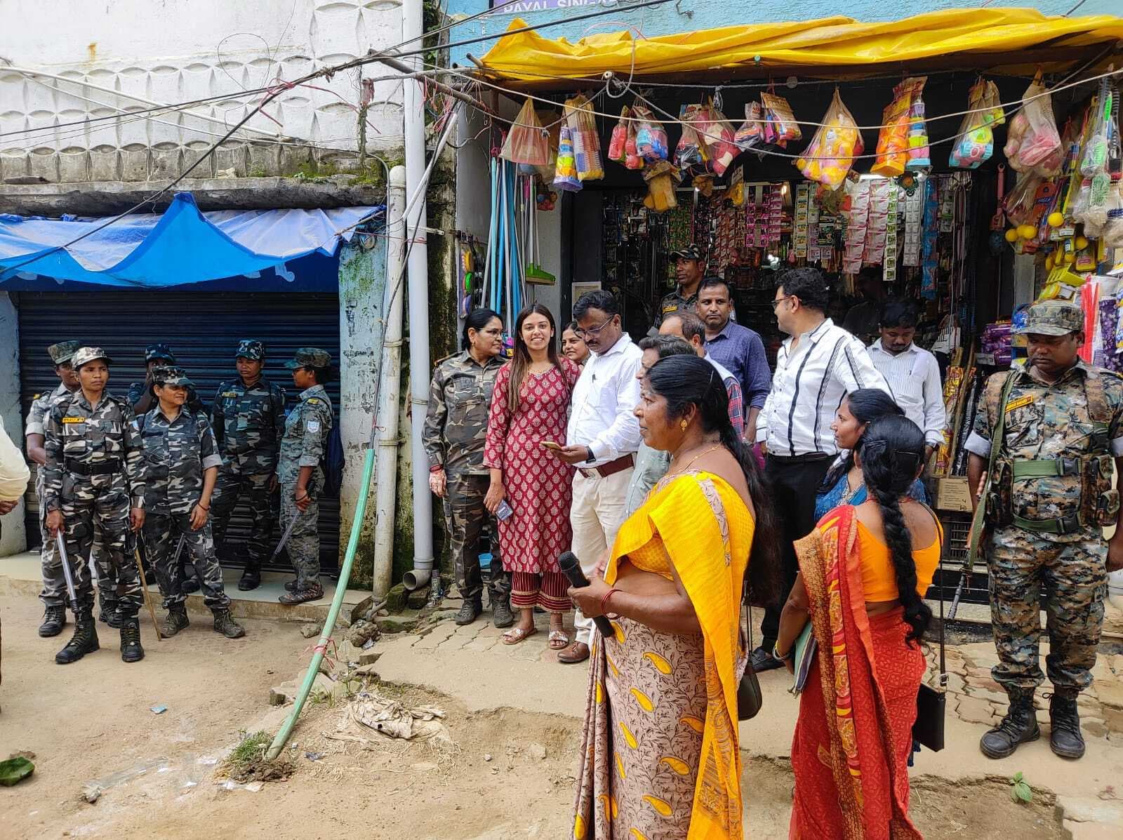 कर्रा रोड में अतिक्रमण पर चला बुलडोजर