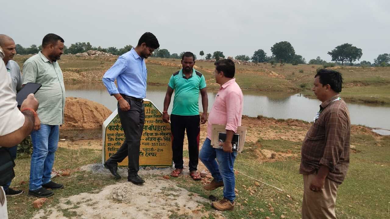 Deoghar News : पंजी अपडेट नहीं रहने पर डीडीसी ने जतायी नाराजगी