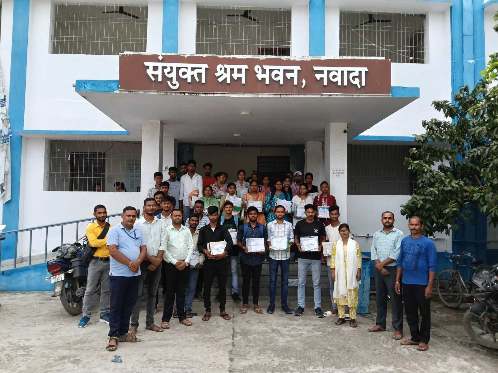 प्रतियोगी परीक्षार्थियों के बीच स्टडी किट का वितरण