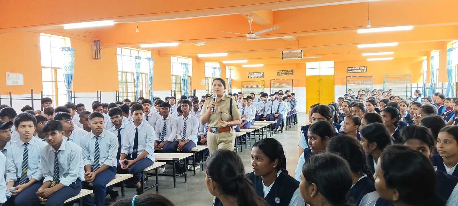 युवाओं को सही दिशा व जानकारी देना आवश्यक : एसपी