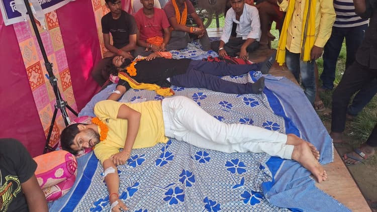 छात्रों का अनशन जारी, चिकित्सकों ने की स्वास्थ्य जांच