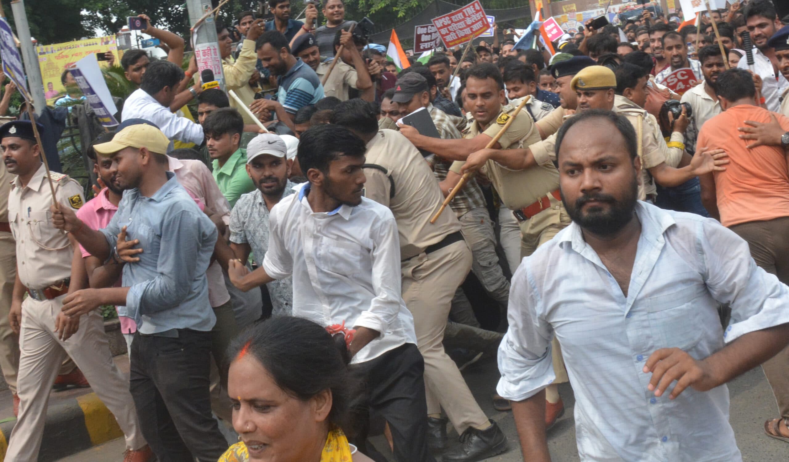 टीआरइ-4 की वैकेंसी 1.20 लाख करने की मांग को लेकर अभ्यर्थियों का प्रदर्शन, पुलिस ने बरसायीं लाठियां