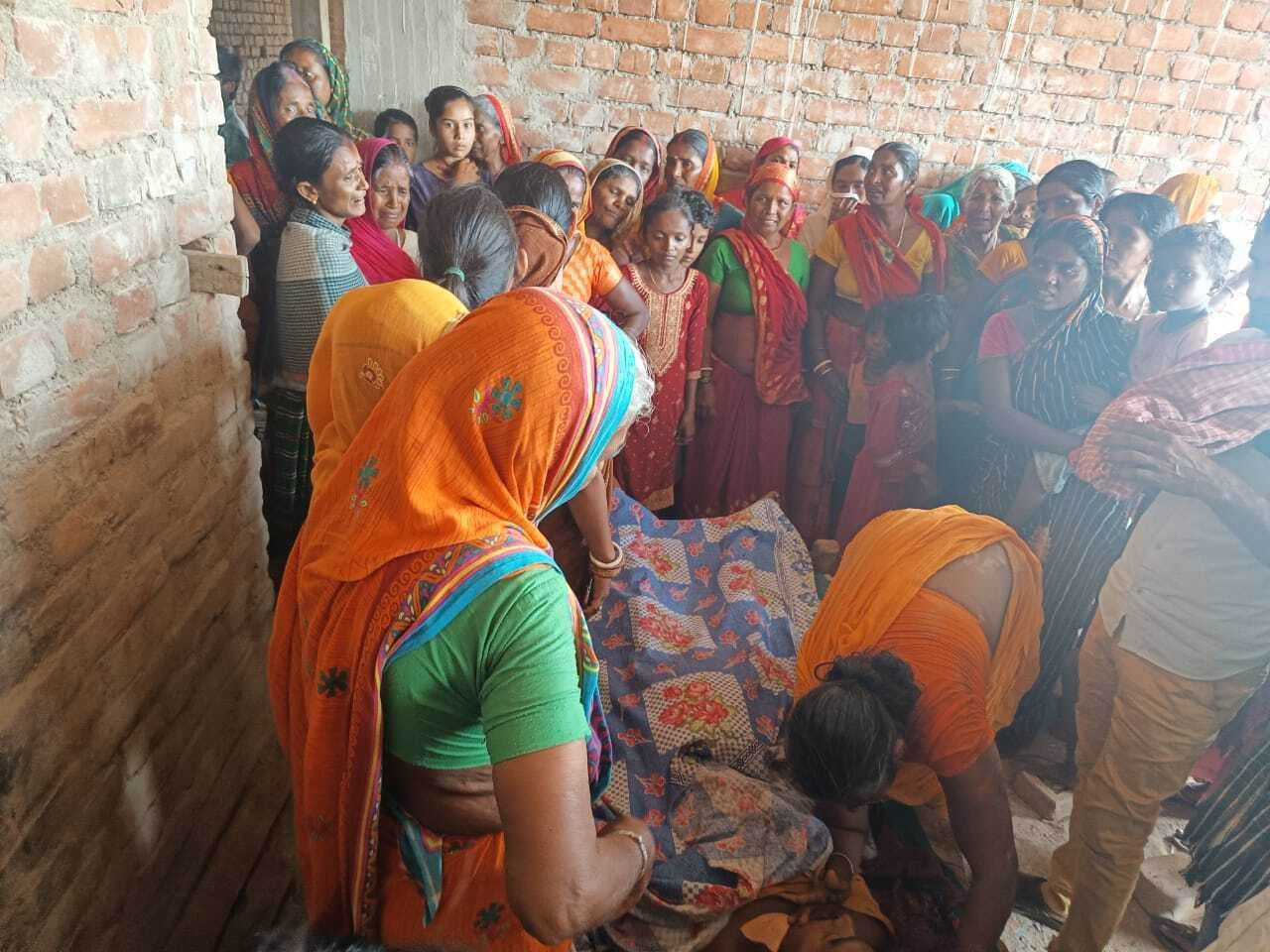 Deoghar news : स्कूल हादसे में घायल मजदूर की मौत, मुआवजे को लेकर ग्रामीणों ने तीन घंटे किया प्रदर्शन