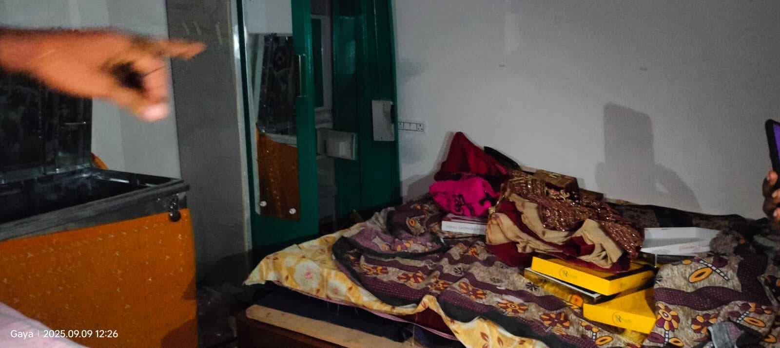 दो फ्लैट से 10 लाख की संपत्ति की चोरी