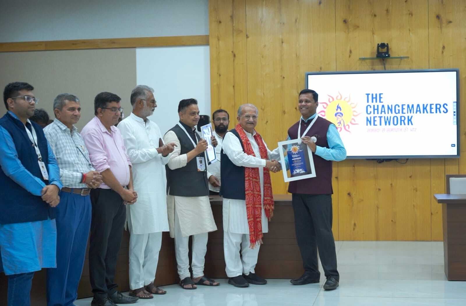 शिक्षक डॉ सपन कुमार को मिला राष्ट्रीय चेंजमेकर अवार्ड