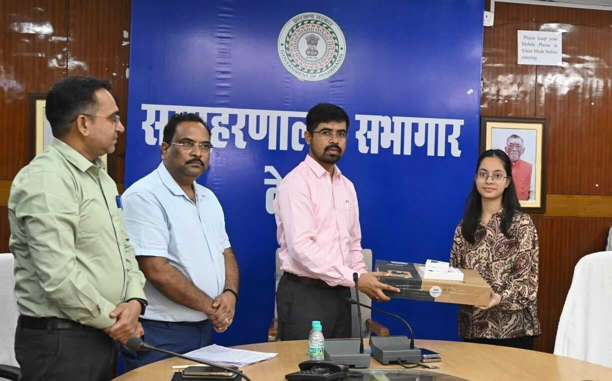 Deoghar news : उपायुक्त ने बोर्ड परीक्षा के टॉपर्स को किया सम्मानित, दिये प्रोत्साहन राशि, लैपटॉप व मोबाइल