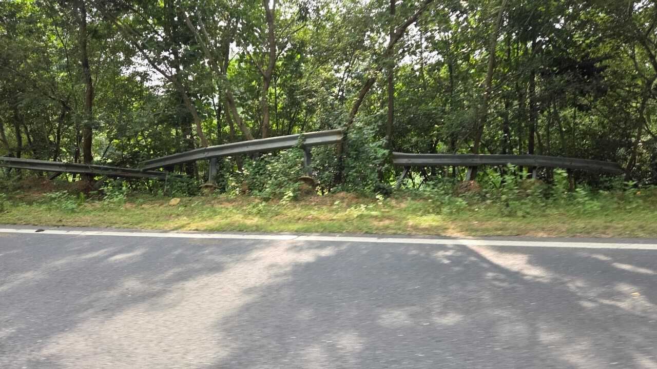 गोविन्दपुर-साहिबगंज हाइवे पर टूटे क्रैश बैरियर से हादसे का डर