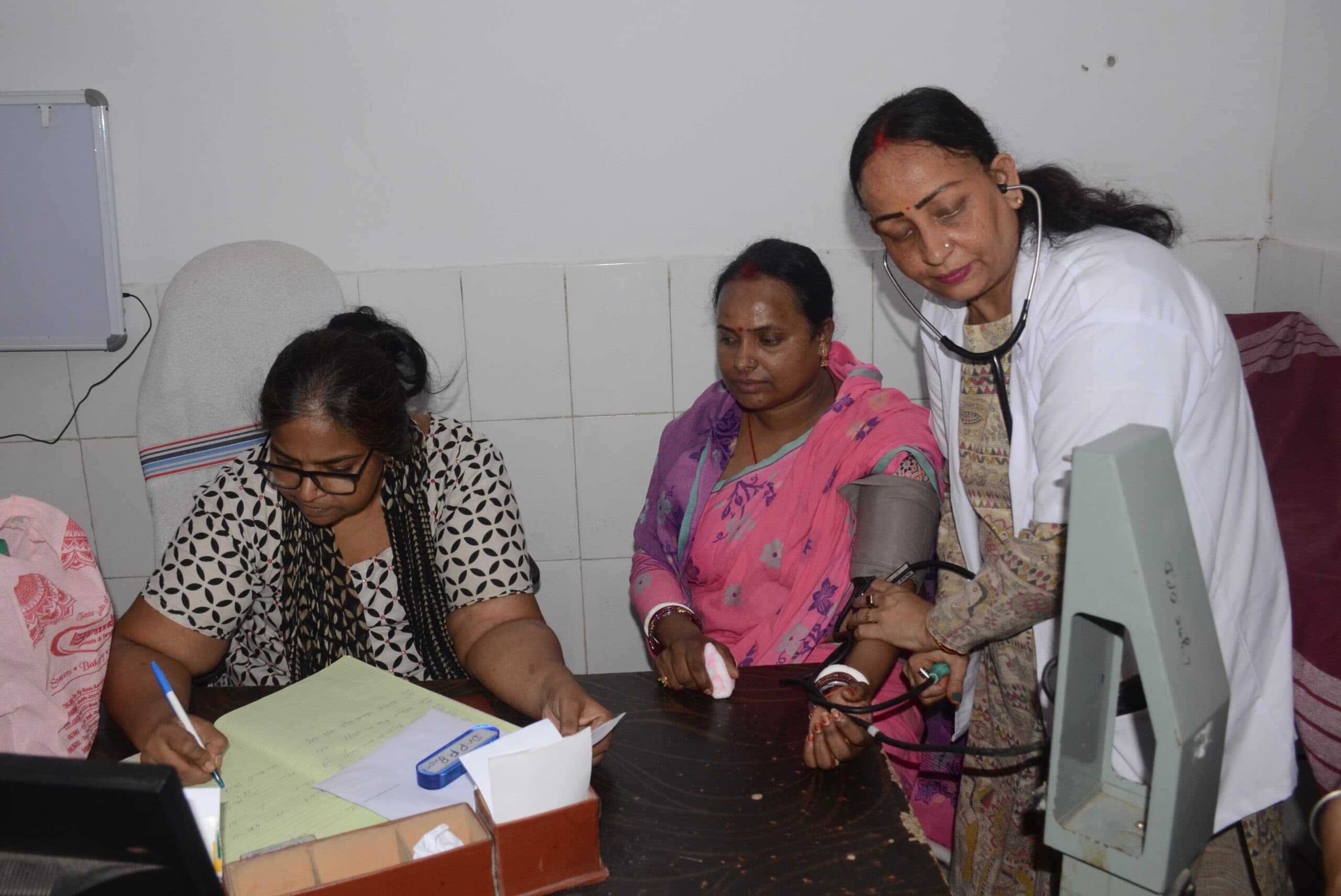 Dhanbad News : जिप अध्यक्ष ने सदर अस्पताल का किया निरीक्षण, करायी स्वास्थ्य जांच