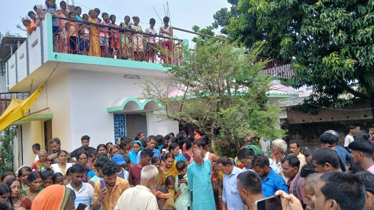 कार के धक्के से स्कूटी सवार भाई-बहन की मौत