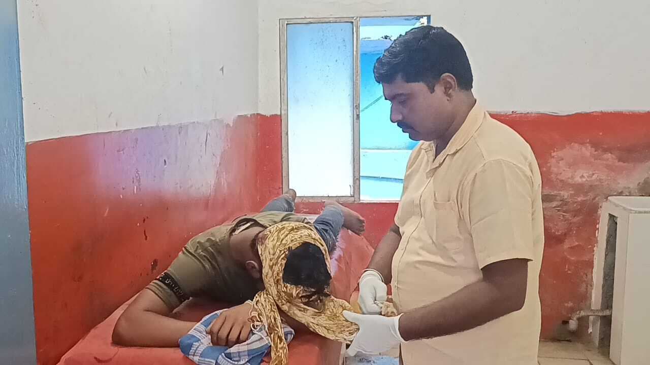 घर के आगे कूड़ा रखने का विरोध करने पर युवक को पीटकर किया जख्मी