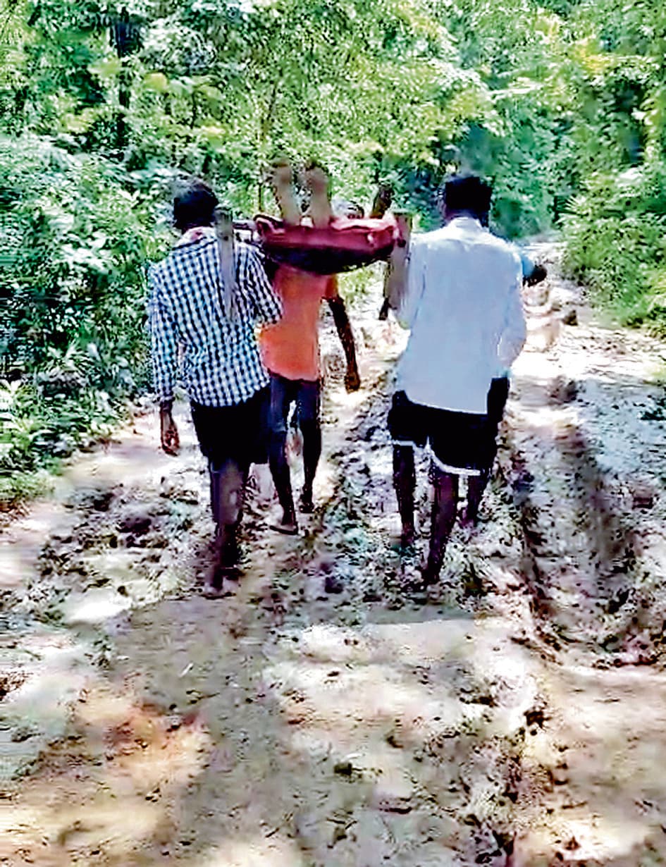 जामुआडी गांव में जी का जंजाल बनी जर्जर सड़क