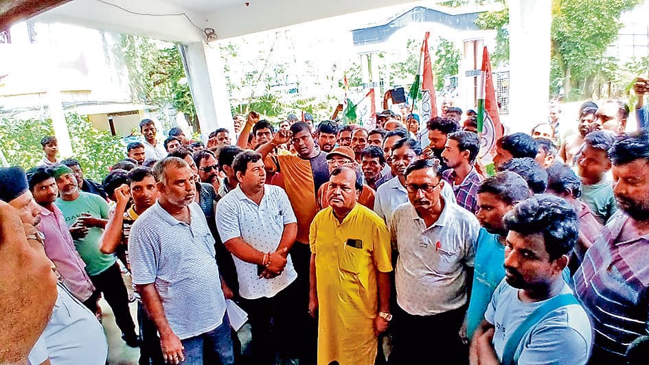 बांकुड़ा : सड़क पर टोटो चालक पुलिस उत्पीड़न का आरोप