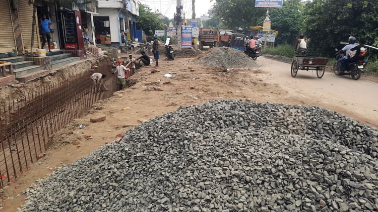 लेवल और सुरक्षा को दरकिनार कर बेला रोड में नाला का निर्माण, आधी सड़क पर मलबा