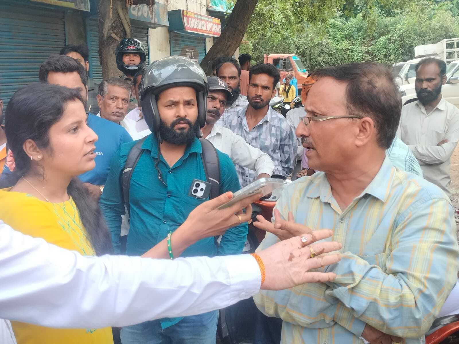 रातू केशव नगर में चला बुलडोजर, तोड़े गये अवैध निर्माण