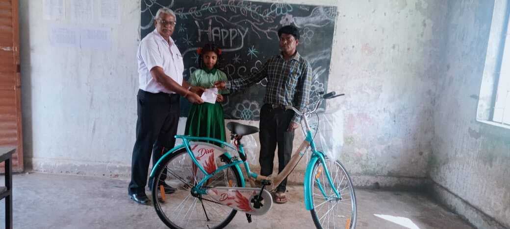 शिक्षक ने मानदेय राशि से छात्रा को साइकिल दी