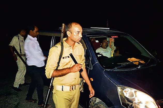 Gopalganj News : विस चुनाव को लेकर जिले के 23 चेकपोस्ट पर आरक्षी अधीक्षक ने किया हाइ अलर्ट
