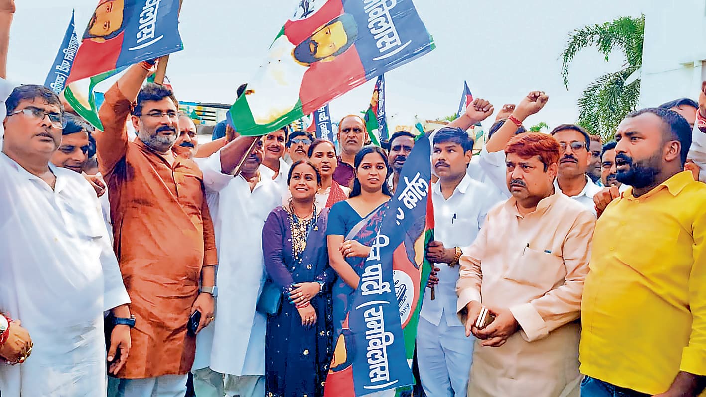 Hajipur News : राघोपुर व महनार के बाढ़पीड़ितों के लिए 10 पिकअप सामग्री रवाना