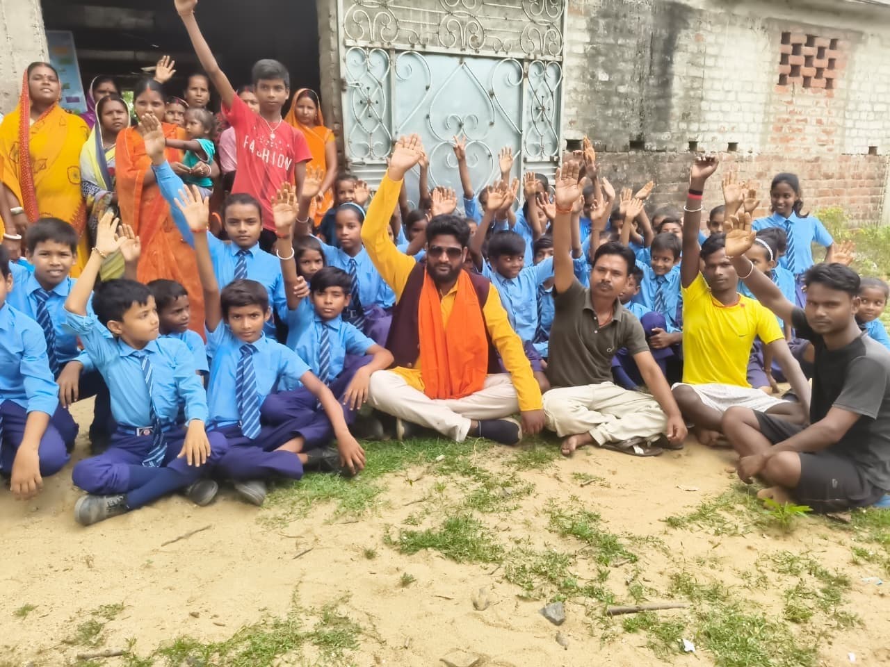 हथिया विद्यालय के पुराने भवन में ही पठन-पाठन की मांग को लेकर ग्रामीणों ने किया प्रदर्शन