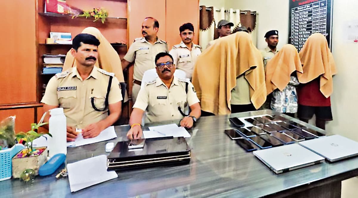 Rourkela News : ऑनलाइन जुआ खिलने के आरोप में पांच गिरफ्तार, 19 मोबाइल फोन, 2 लैपटॉप जब्त