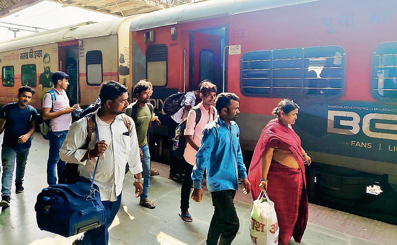 Hajipur News : त्योहारों को लेकर ज्यादातर ट्रेनों में सीटें फुल, यात्रियों की बढ़ी परेशानी