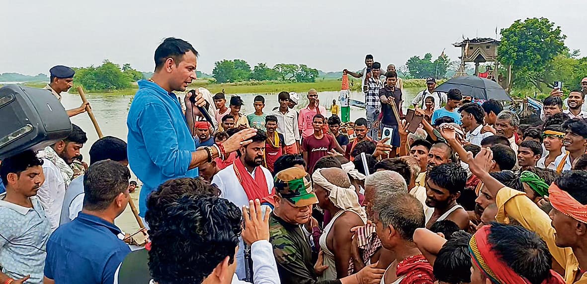 Hajipur News : बाढ़पीड़ितों के बीच पहुंचे तेजप्रताप यादव, राहत सामग्री बांटी और सरकार पर साधा निशाना