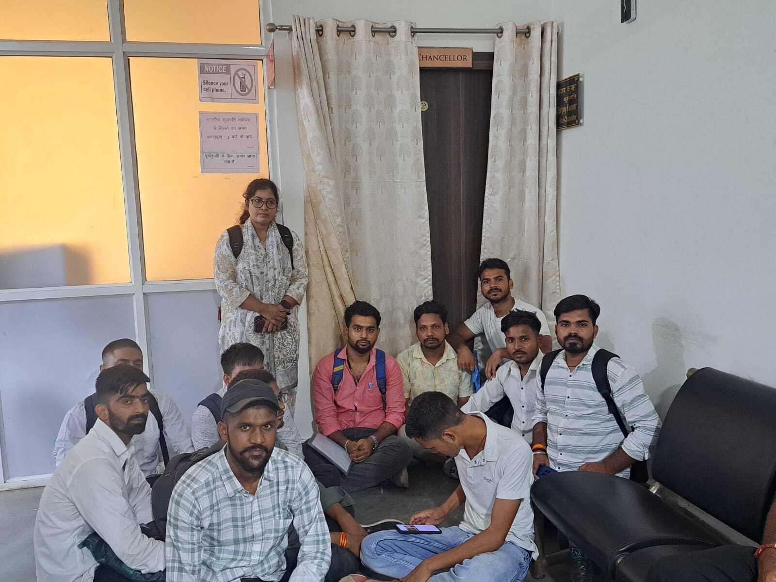मूल प्रमाण पत्र की मांग को लेकर कुलपति कार्यालय के समक्ष धरने पर बैठे विद्यार्थी