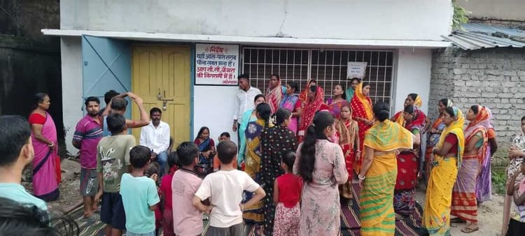 Seraikela Kharsawan News : शराब दुकान के विरोध में महिलाओं का प्रदर्शन, डेढ़ घंटे रोड जाम