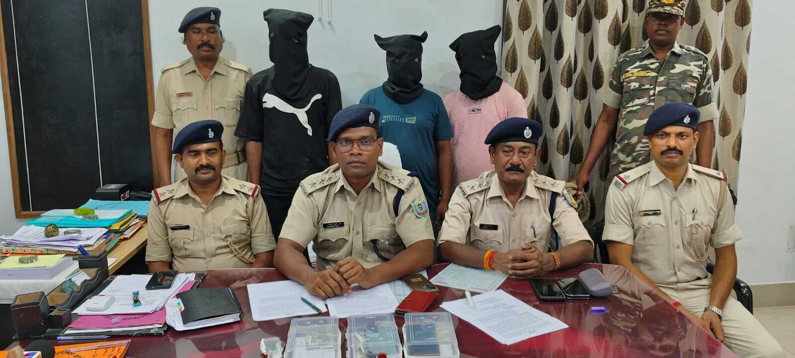 Chaibasa News : दिनदहाड़े पेट्रोल पंप कर्मी से पांच लाख की लूट में सरगना मधु समेत 3 गिरफ्तार