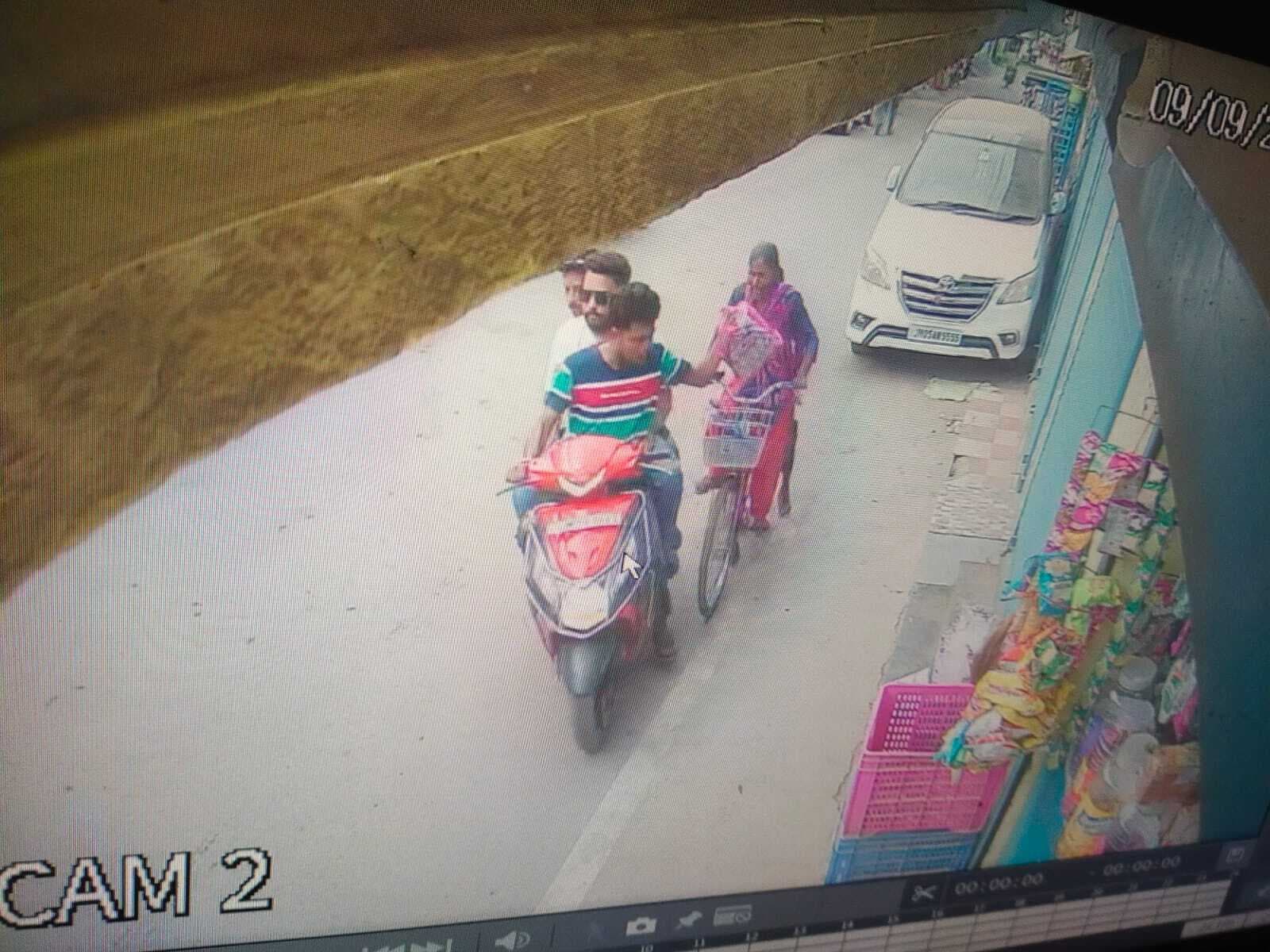 Chaibasa News : सरेशाम आदिवासी महिला से दो मोबाइल व ~10 हजार की लूट