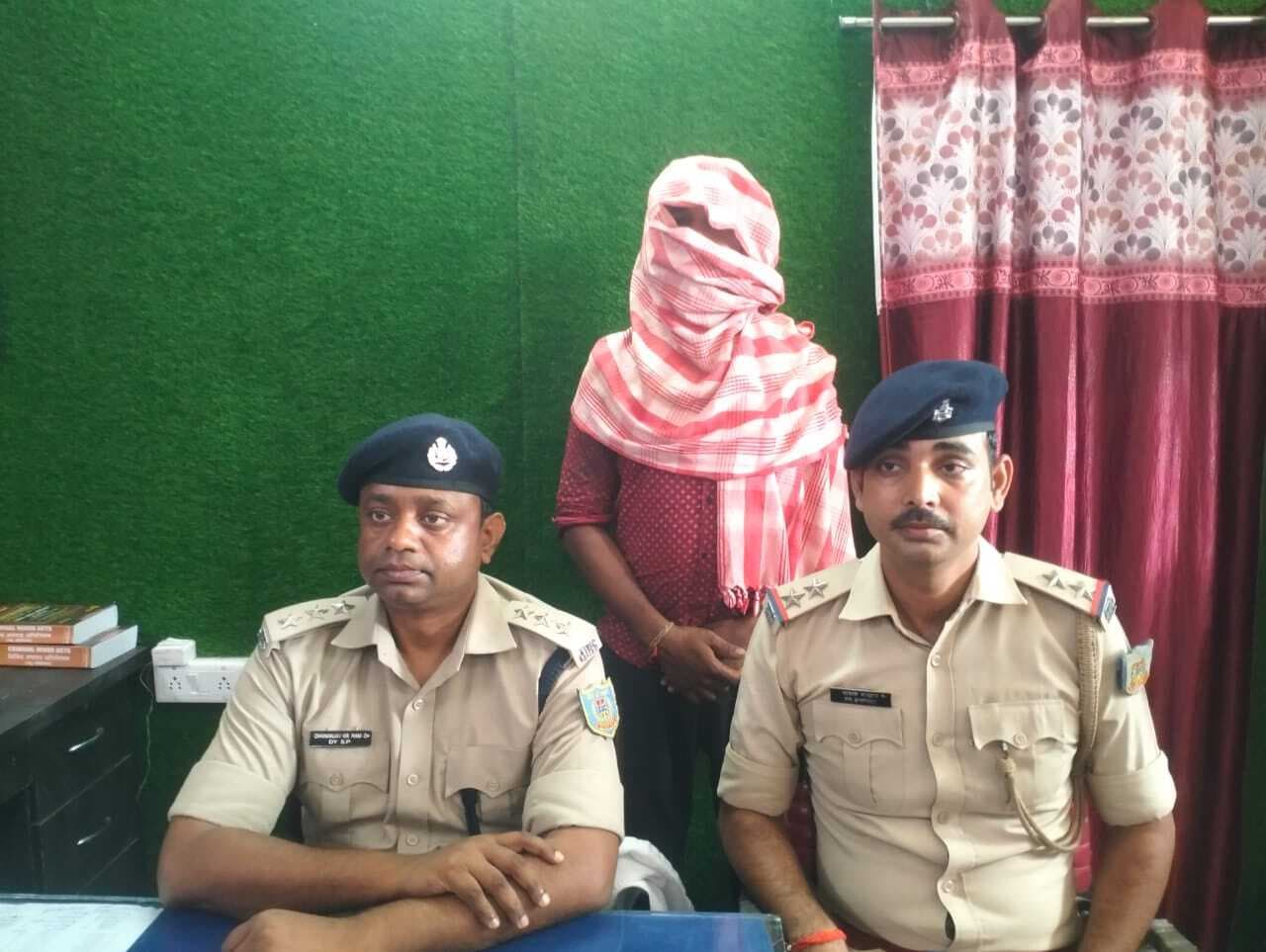 Giridih News: प्रखंड कार्यालय से सरकारी सामान की चोरी करते एक पकड़ाया, दो फरार