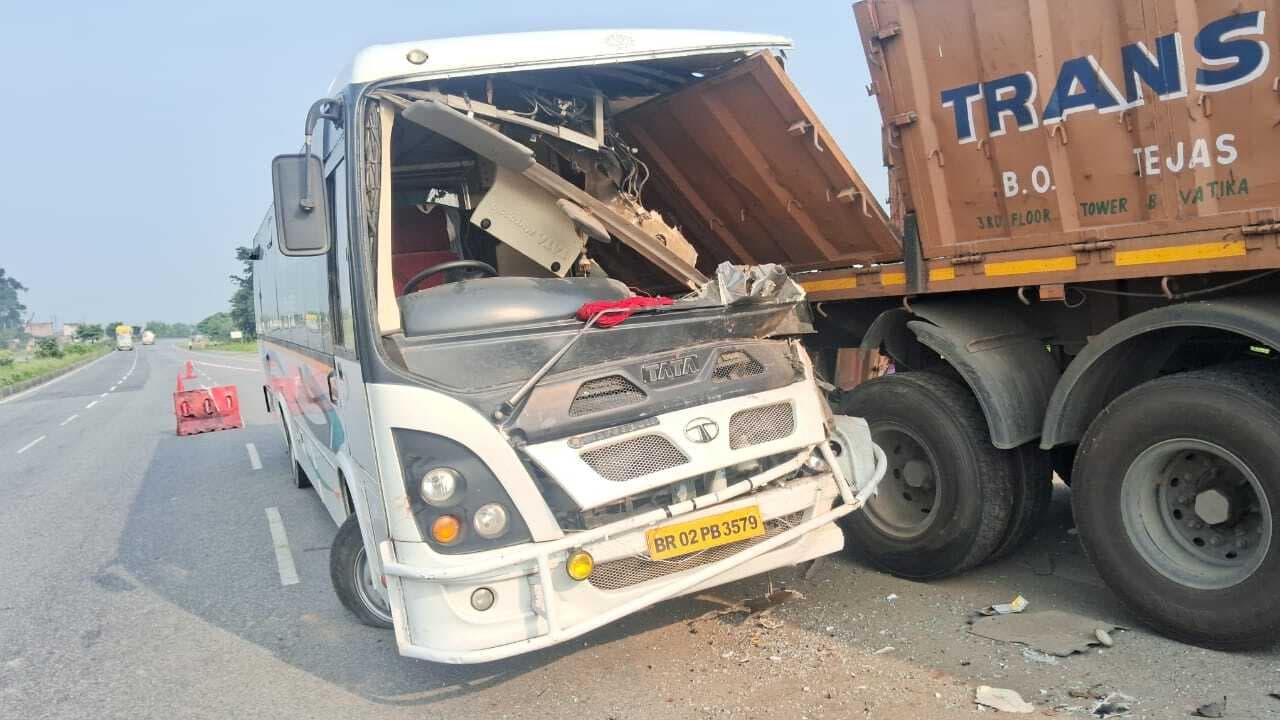 Giridih News: बगोदर में खड़े टेलर से टकरायी बस, चालक-खलासी घायल