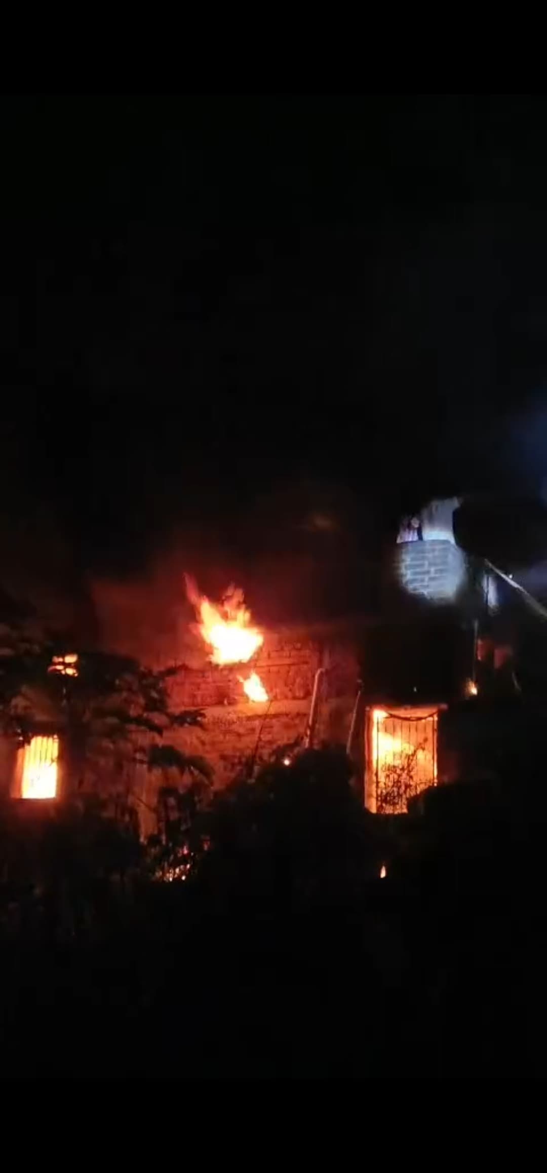 Giridih News: लक्ष्मणटुंडा में घर में लगी आग, पांच लाख की संपत्ति जलकर राख