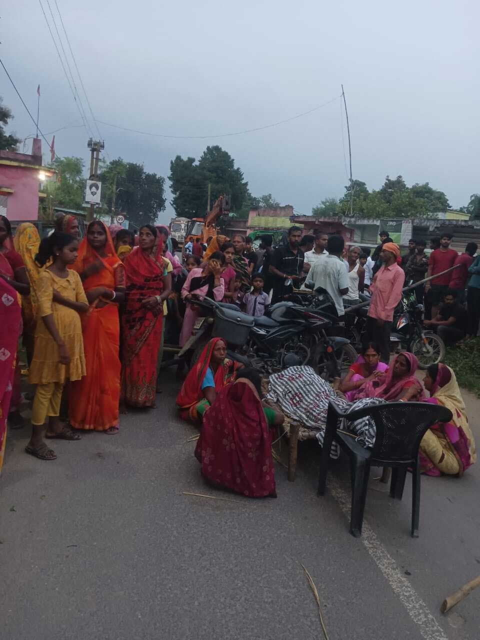 Giridih News: मुआवजे की मांग को लेकर मृतक के परिजनों ने जाम की सड़क