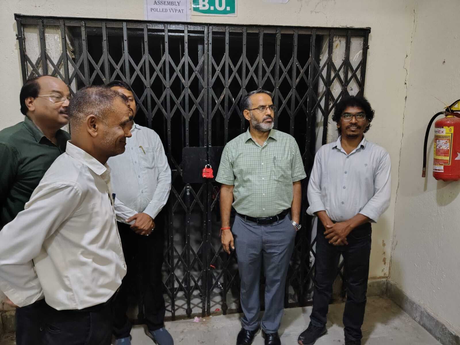 Giridih News: डीसी ने किया इवीएम-वीवीपैट वेयर हाउस का निरीक्षण