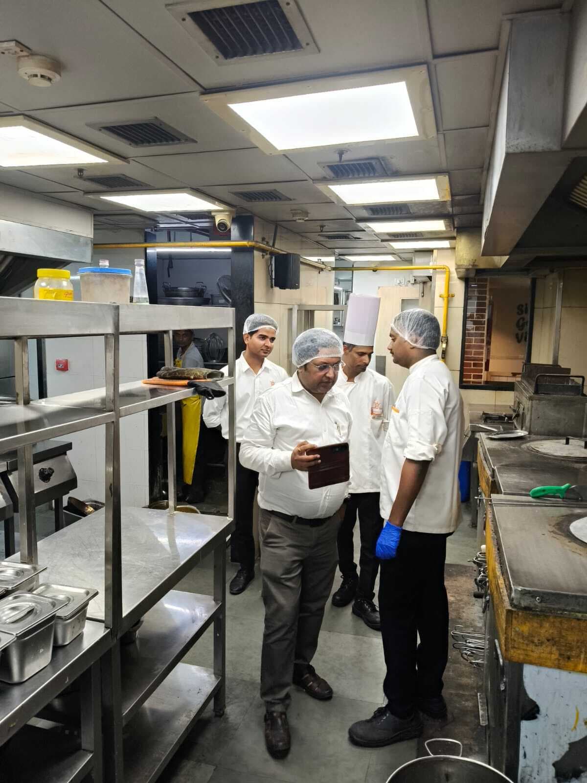 Dhanbad News : फूड सेफ्टी विभाग ने दो रेस्टोरेंट व एक हॉस्टल को भेजा नोटिस