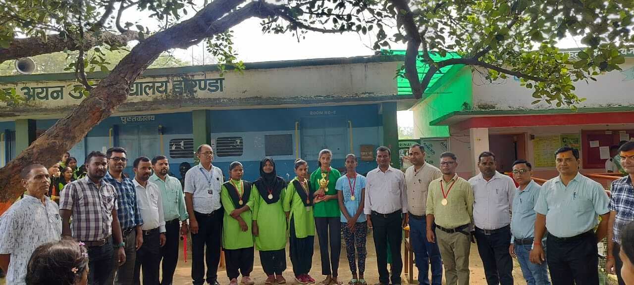 Giridih News: खेलो झारखंड प्रतियोगिता में शानदार प्रदर्शन के लिए छात्र-छात्राएं हुए सम्मानित